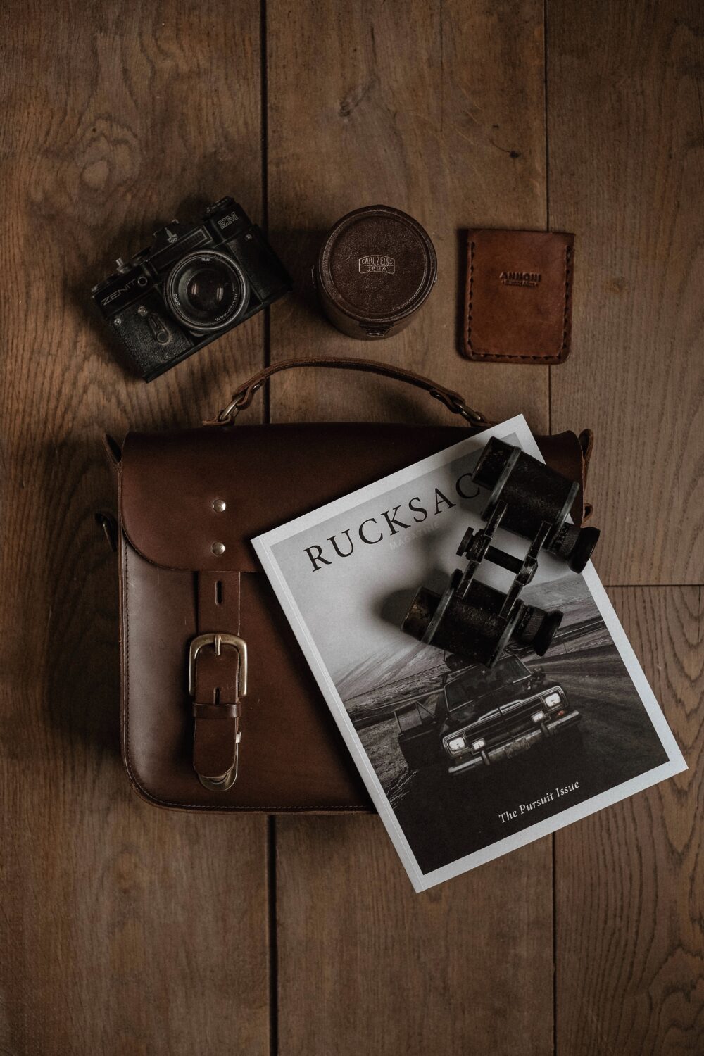 Rugsack magazine with backpack, camera, and best lens for travel photography