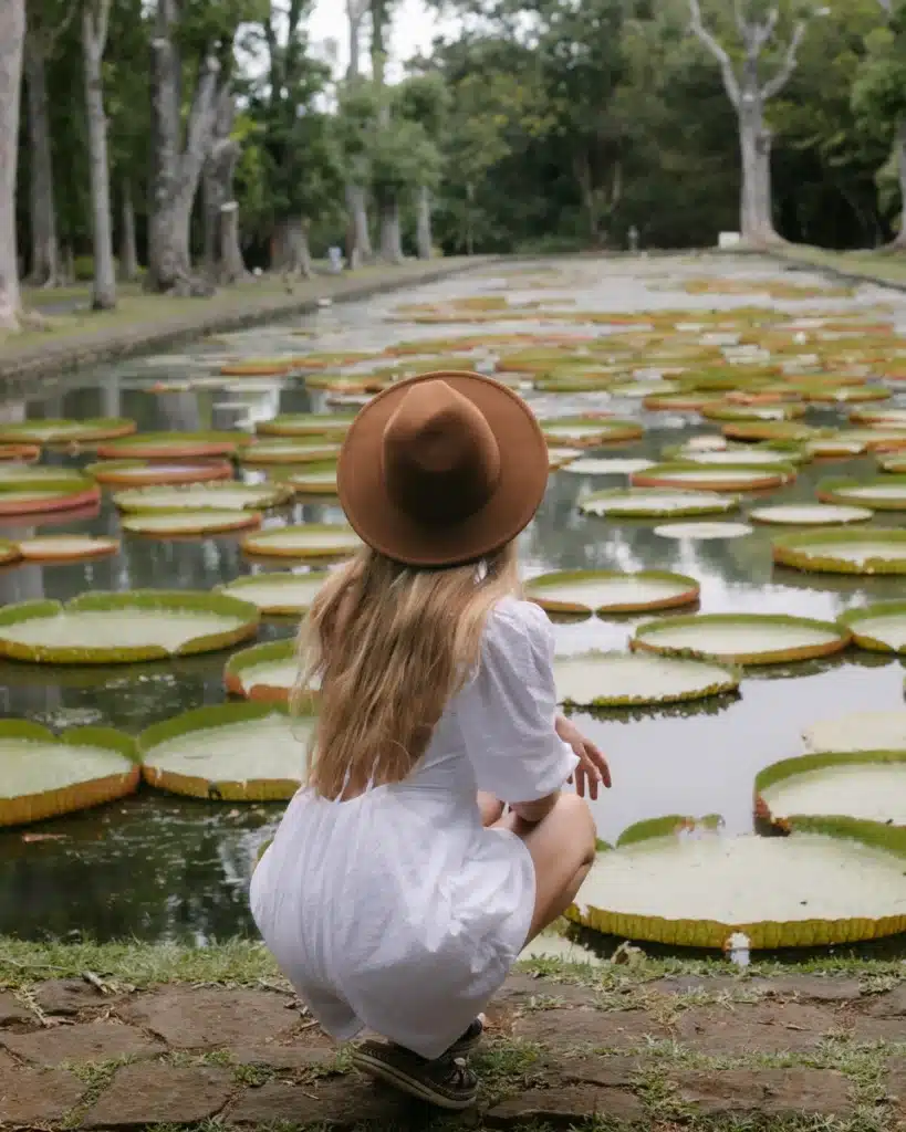 Sandra at the Giant Amazonian Lily Pond in the Sir Seewoosagur Ramgoolam Botanic Garden at Pamplemousses